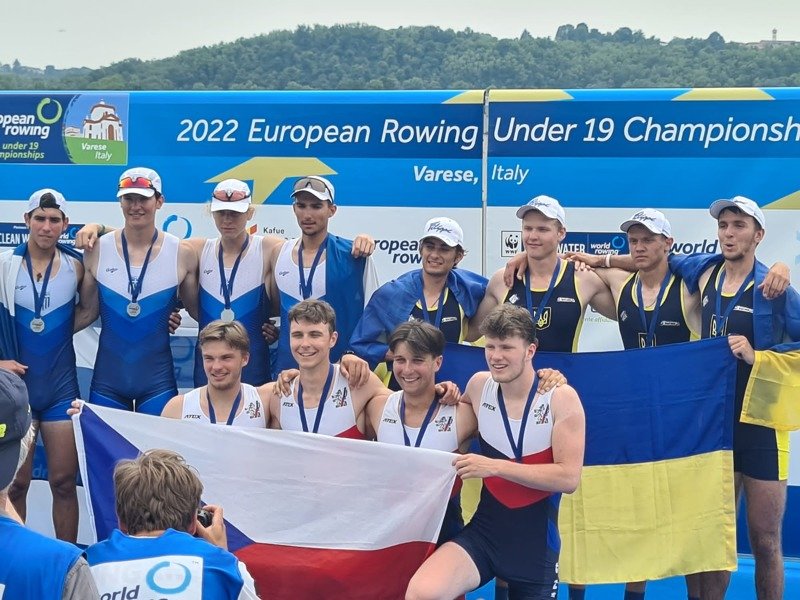 Máme zlato! Balónek párové čtyřky juniorů protnul pomyslnou cílovou stuhu jako první.