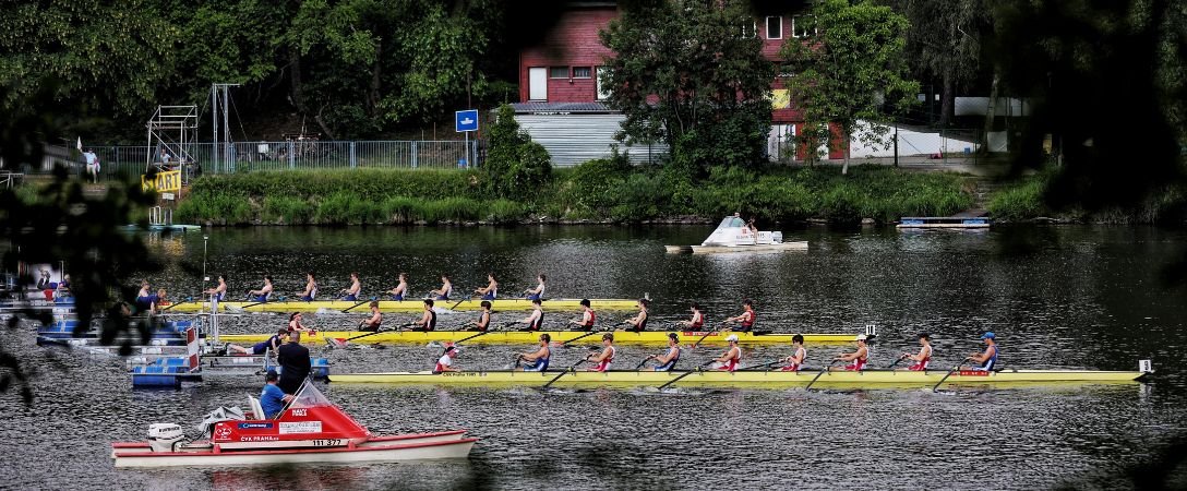 Úvodní den 109. ČEZ Primátorek přinesl ideální veslařské podmínky. Reprezentační párová čtyřka žen v mateřských lodích zabojuje o triumf v osmách a možná rozhodne o vítězi sázky o auto Lexus na víkend.